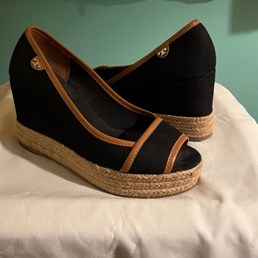 Tory Burch Peeptoe Black/tan Wedge 6/6.5